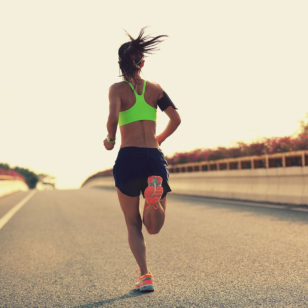 modelo de Nike corriendo una carrera, vista de atras