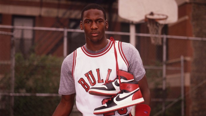 Jugador Modelando zapatilla Jordan 1 Retro