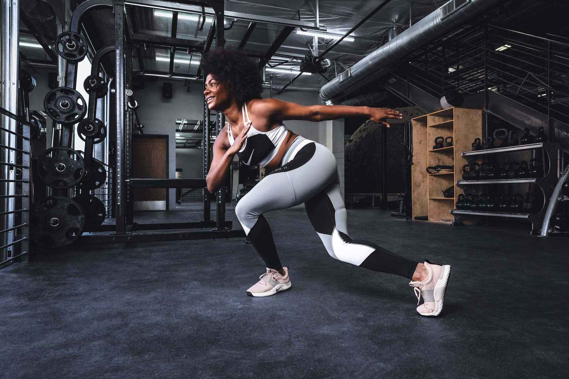 Mujer entrenando con ropa de Nike