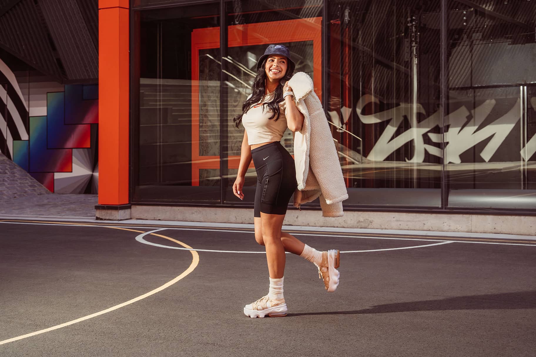 Mujer modelando con ropa de Nike